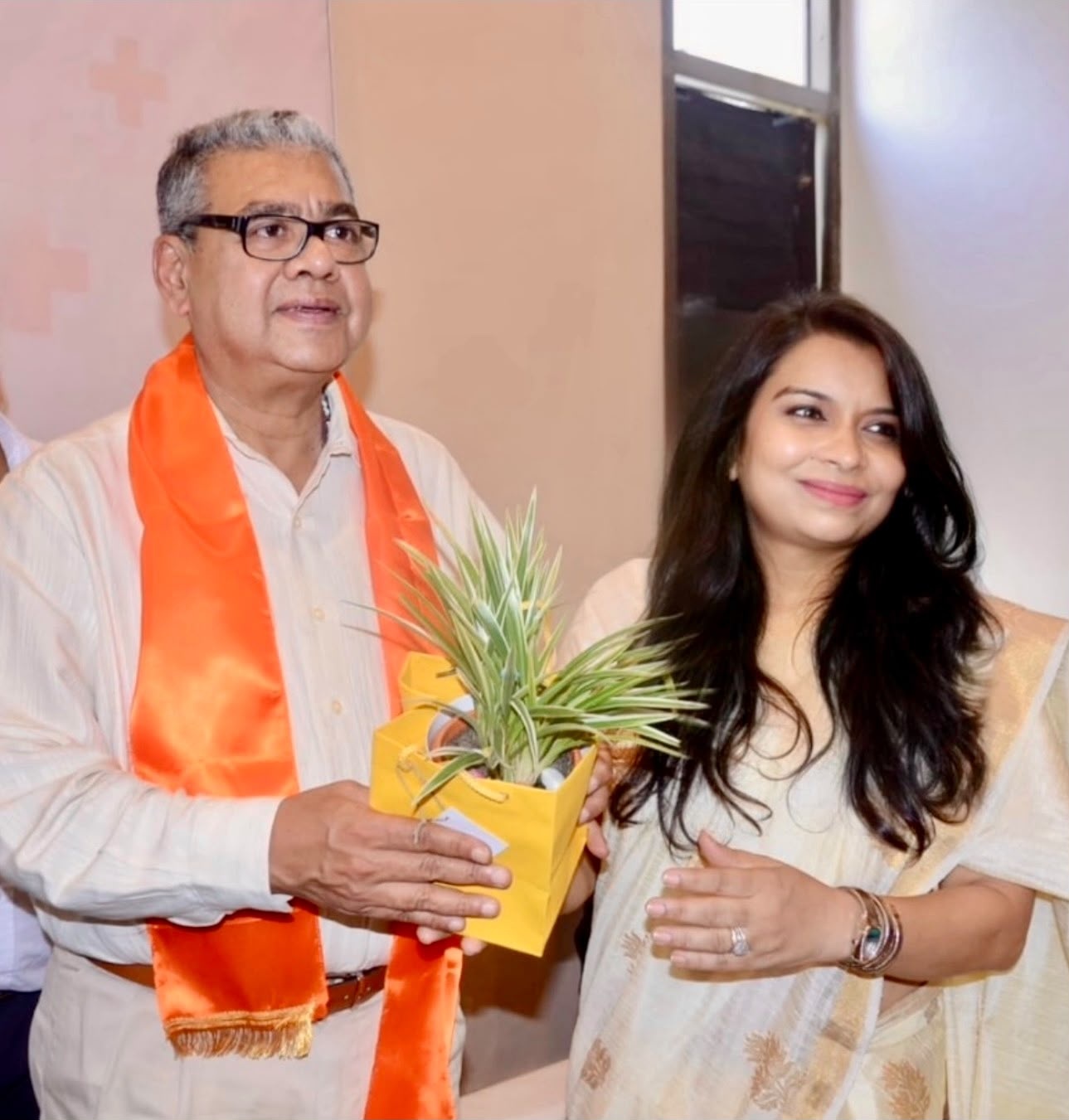 Adv.(Dr.) Kiran Tiwari Bhuwalka with Shri Shardhwat Mukherjee, Health Minister, West Bengal